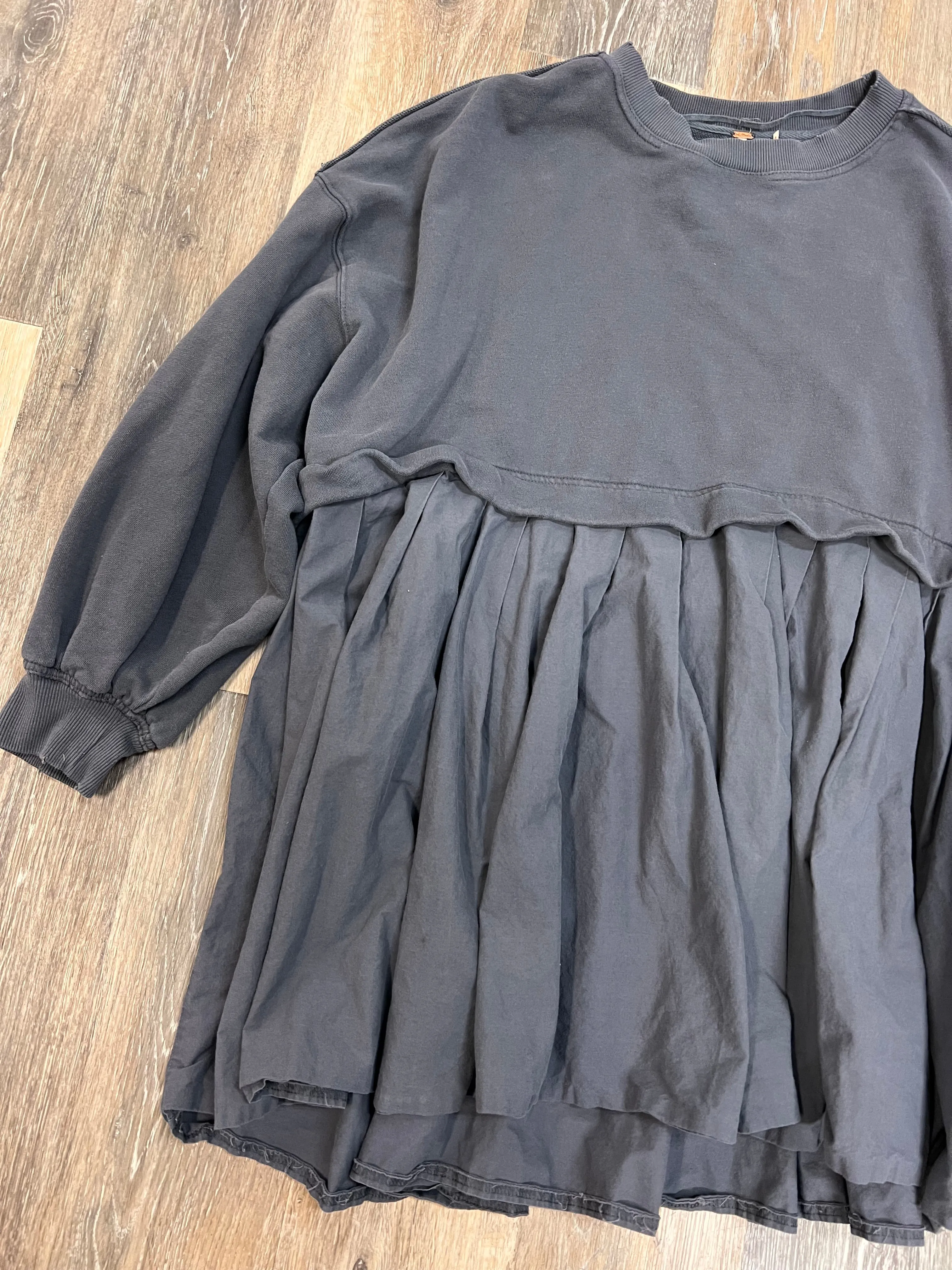 Sweatshirt Crewneck By Free People In Grey, Size: M