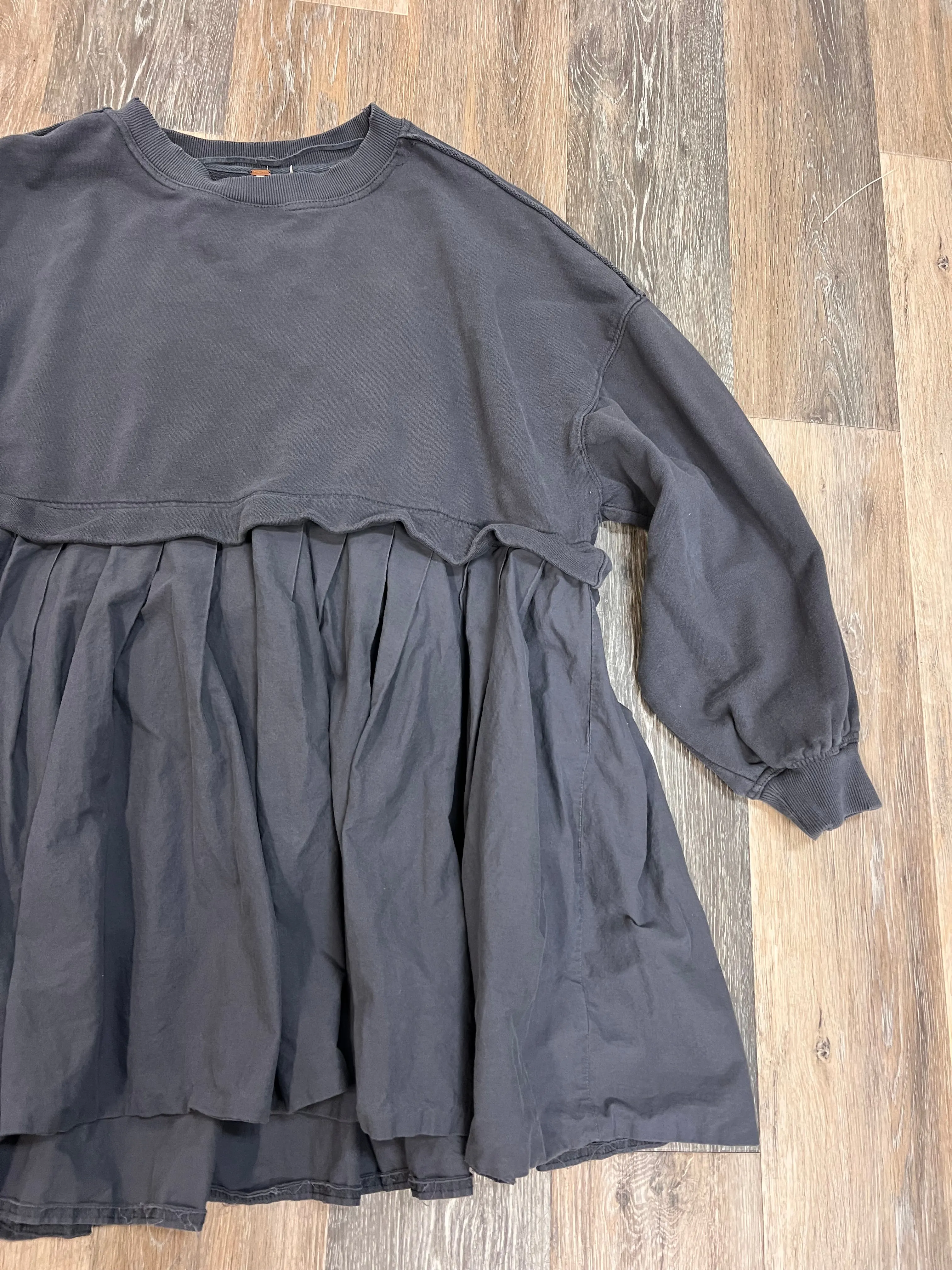 Sweatshirt Crewneck By Free People In Grey, Size: M